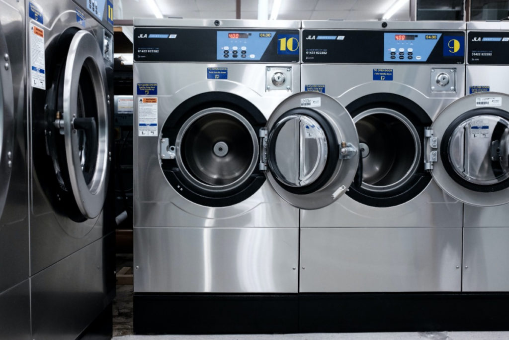 Buanderie professionnelle avec des machines à laver