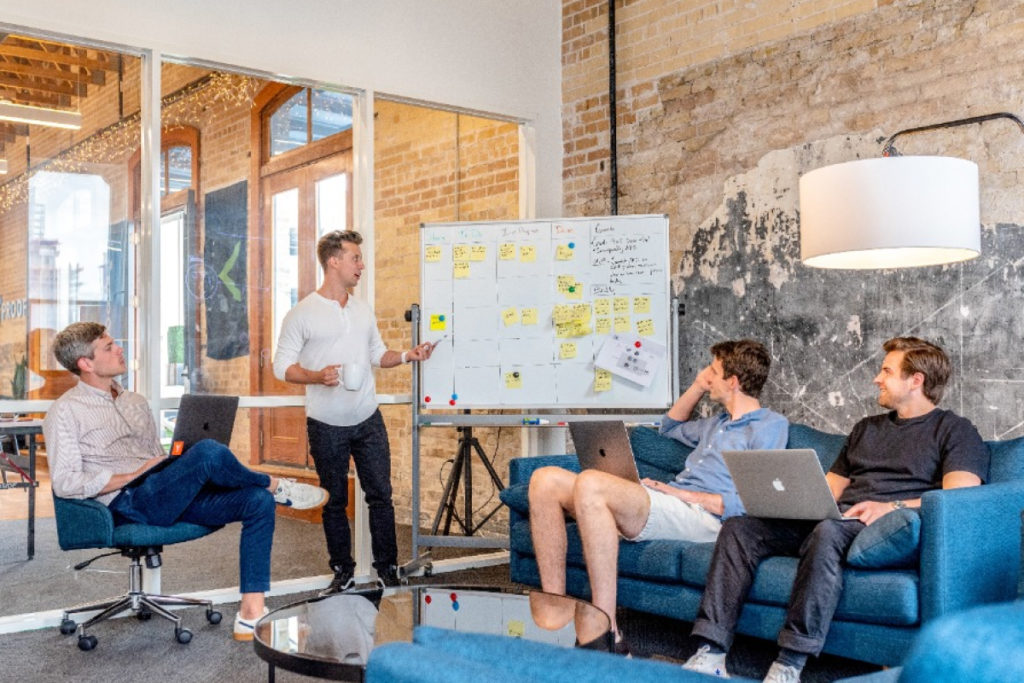 Formation G3 Concepts : formateur accompagnant une équipe client pour l'installation et l'utilisation du matériel