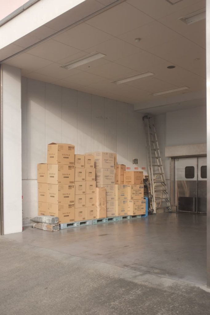 Livraison de vos équipements : Cartons prêts pour la livraison dans vos locaux - G3 Concepts