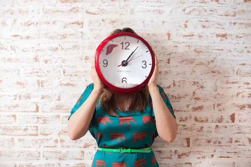 Biodéchets alimentaires : êtes-vous prêts pour la valorisation ? : Femme avec une horloge soulignant l'urgence de la situation - G3 Concepts